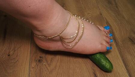 #2 Foot BBWs play with cucumber - Blue pedicure (no talking)