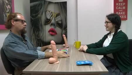 Joven pequeñita de 18 huyó de casa para hacer porno!