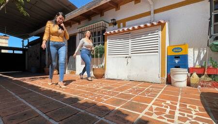 Karlotta and Kalinda start the useless car