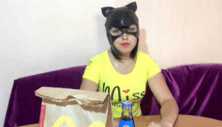 Eat Burger and Gift on Plate