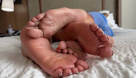 Two Goddesses Footsie Dreams Starring Magikal Queen x JaquiLegs