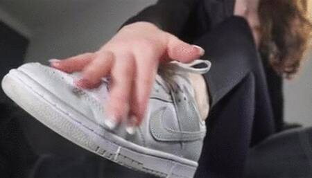 Schwarze Socken und Nike Sneaker