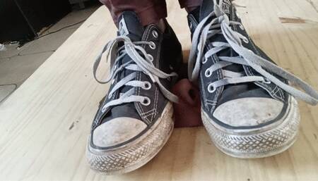piétinement de ma tête en converse