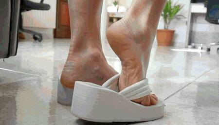 I love to tease you by playing with my flip flops WMV (1920x1080) FHD