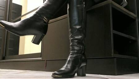 Toe tapping, with legs crossed MP4 FULL HD 1080p