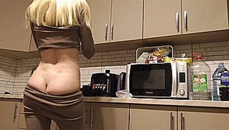 I'm preparing a delicious dinner and my crack is looking at you! ?MP4
