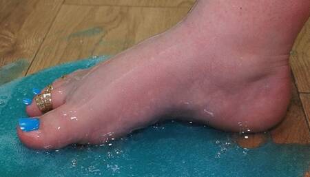 Blue and purple gel on bbw's feet (No talking)