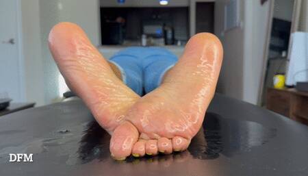 MissprettyToes Wrinkled soles n Yellow Toes