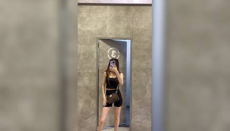 My 18 Year Old Petite Wife Who Weighs 42 Kg Gives Me a Blowjob in the Locker Room of the Mall
