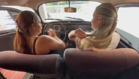 Barbara y Jarlyn take a ride in the Volkswagen beetle