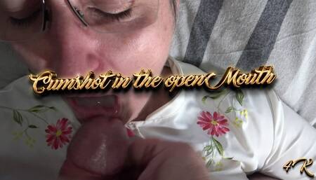 Cumshot in the open Mouth