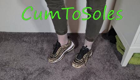 Hot Shoejob with nylon footjob