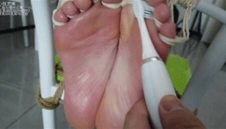 xy21-Beautiful Chinese girl is tied to a chair by her friend and is scratching her feet