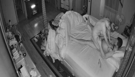 IPCAM – Tattooed American mom rides her husband