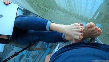 DeskJeansFeet4K