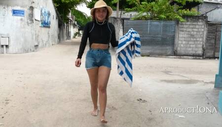 Marina Wetting Jeans shorts on Maldivian island bare foot