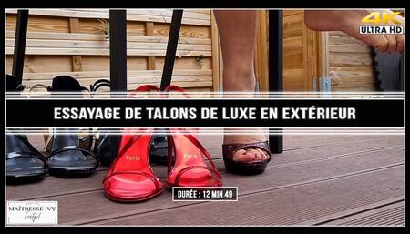 Essayage de talons de luxe en extérieur 4K