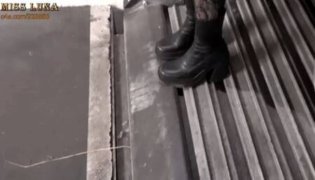 Feeding sweets in hard boots (mobile version)