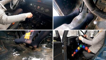 PREMIERE: Hard revving, pedal pumping and driving in UAZ