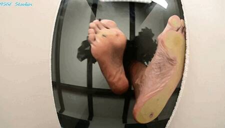 Moody Milf barefoot GIANT crush! - MOV