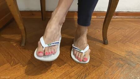 BIG FEET IN FLIP-FLOPS TEASING TOE WIGGLING AND TOE TAPPING - MOV HD
