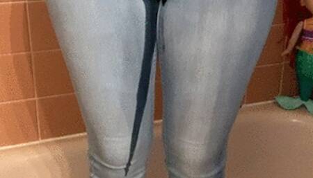 Scarlet Soaks Her Jeans in the Tub!