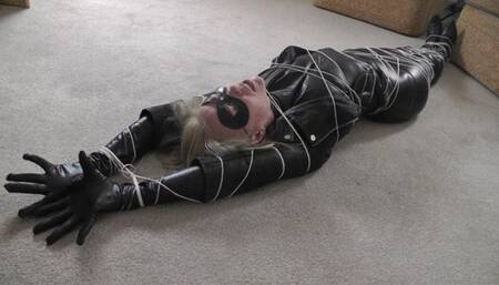 Black Canary; The Strange String Trap