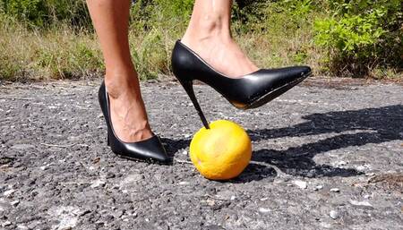 bef24 Grapefruit under Scarletts high heels (mp4-FHD)