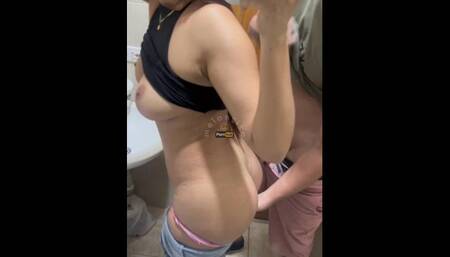 عاوزاه كلو فكسي يا شرموط ،اح حبيبي العرص فشخني فشخ جوا الحمام وجاب لبن????????سخن على أيدي????????????