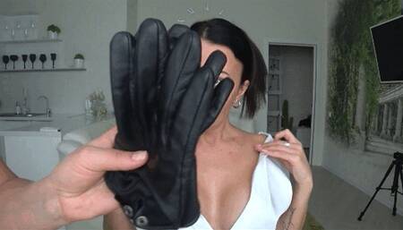 Leather gloves around my mouth and on my neck Vd