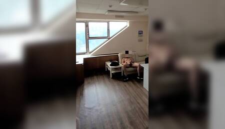 Dude Jerking and Cumming in the Office
