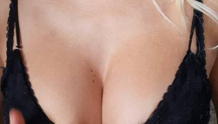 Big tittied blonde in gym leggings