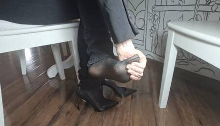 HOSTESS SORE FEET 13 F