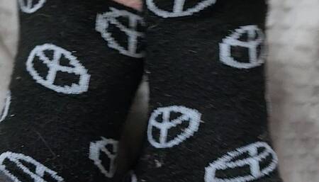 Unveiling my stinky, dry, cracked feet for you!