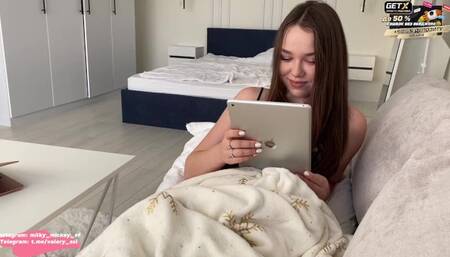 Invited a classmate to watch a movie, cum in her mouth.