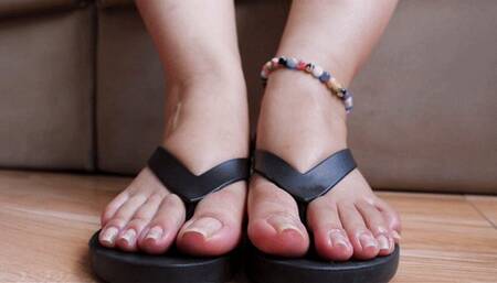 Dolce teasing you showing her bigtoes on a extreme close up FOR MOBILE DEVICE USERS - TOE FETISH - FOOTSIE - FOOT FETISH - POINTED TOES - BIG TOES - FOOT PLAY - TOE PLAY - WEDGED FLIP FLOPS - NO POLISHED TOENAILS - NATURAL NAILS
