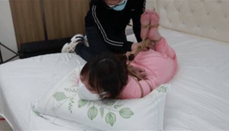 xy35-Yoga is always tied to the bed by her boyfriend to reach orgasm