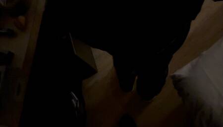 Il se retrouve son pantalon sur les chevilles À peine passé la porte