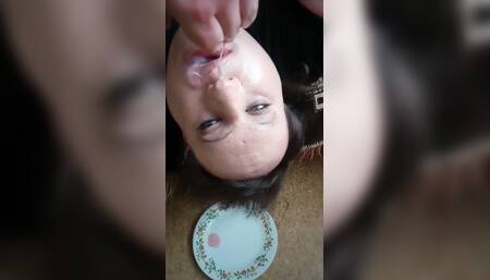 Тупая шлюха Катя ебет себя в рот