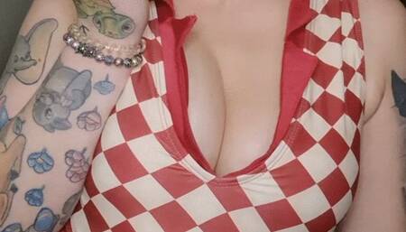 Sexy Housewife want a bath with you ?