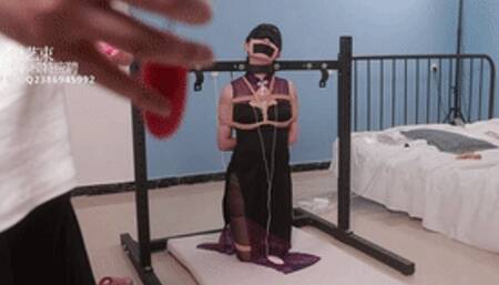 xy49-A girl with a single ponytail in black stockings is tied to a rope and reaches orgasm