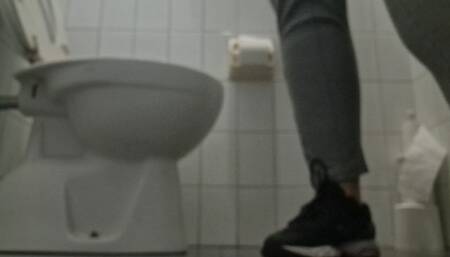 Farts in public bar and big pee 720HD