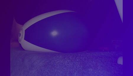 BigBootyLucy and Dragon crushing 18 BeachBalls togheter 170kg!