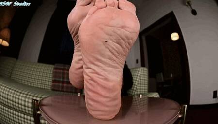 Moody Milfs MILF friend! Wrinkly soles! - MP4