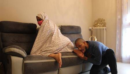 In a sensitive area of Romans Sur Isere a veiled Muslim woman offers me her bare feet (Amira & Bob45) HD - WMV