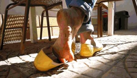 In the garden barefoot MP4 (1920x1080) FHD