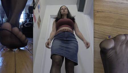 GIANT LANDLORD - Jamie Daniels, Giantess, Foot Fetish, Stockings, Vore MP4