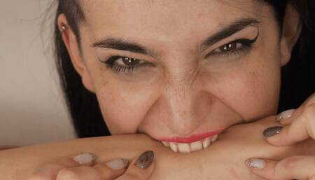 Stella ed Eve, mordere sempre! - Stella and Eve, always bite! (MOBILE VERSION MP4)