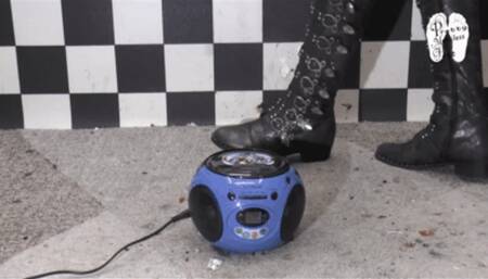 Poor Radio under merciless Boots 2