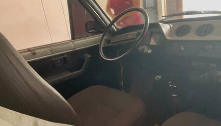 Barbara is going to put gasoline with great difficulty